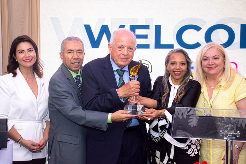 Tomás Regalado (centro), acompañado (de izq. a der.) por Chisti Fraga, Jesús Rojas, Rose Mary Santana y Alina García.