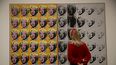Una representante del Tate Modern, en el centro, posa junto a la obra de Andy Warhol de 1962 Marilyn Diptych durante una presentaci&oacute;n a la prensa de la exposici&oacute;n Andy Warhol en el museo en Londres, el martes 10 de marzo del 2020.&nbsp; 