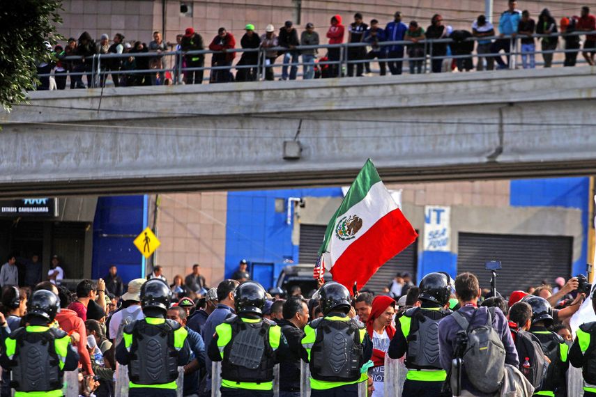 Migrantes centroamericanos marchan a garita fronteriza en Tijuana