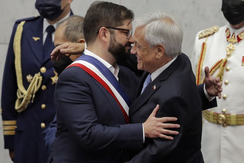 El presidente saliente de Chile, Sebastián Piñera, entrega la banda presidencial a Gabriel Boric.&nbsp;