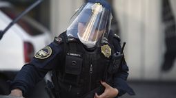 Una oficial de la Policía en México usa una máscara mientras investiga un caso, el 8 de abril de 2020.