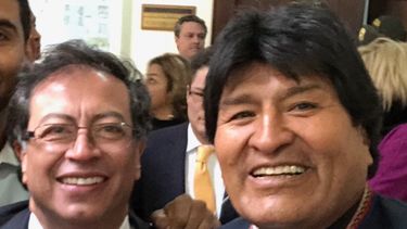 El candidato colombiano Petro Gustavo el 07AGO18 junto a Evo Morales en Bogotá. 
