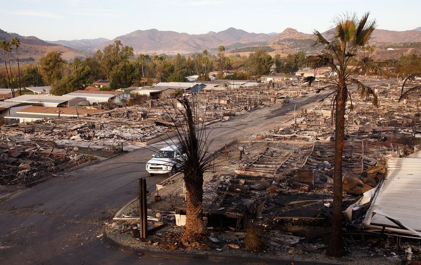 Vista general de un parque de casas móviles arrasado por las llamas de los incendios que han estado azotando a California, EEUU.