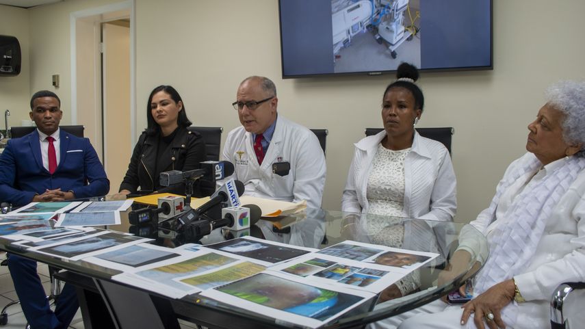 Habla el doctor Alfredo Melgar. Lo acompa&ntilde;an (de izq. a der.) Ramiro Collazo, Leticia Montero, Clara Iznaga y Mar&iacute;a Elena Alp&iacute;zar.