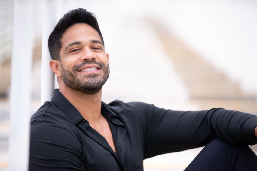 Roberto Jaramillo llegó a EEUU en 2016 y trabajó durante tres años recogiendo platos sucios. Hoy, esa etapa se convierte en parte esencial de su relato escénico