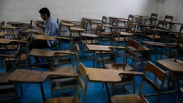 Miles de niños y jóvenes han abandonado las aulas de&nbsp;escuelas, liceos y universidades en&nbsp;Venezuela&nbsp;por múltiples factores.