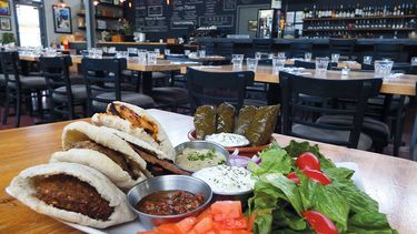 El sampler, o muestrario, cuenta con falafel, pollo asado al estilo marroquí, carne tipo gyro y pequeñas tortas de cordero con pan de pita recién horneado. (J. HDEZ.)