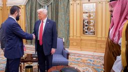 El príncipe heredero saudita Mohammed bin Salman (der.) observa mientras el presidente Donald Trump estrecha la mano del presidente interino de Siria, Ahmed al-Sharaa, en Riad.