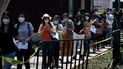 Educadoras hacen fila para que les pongan la vacuna de CanSino contra el COVID-19 en el Instituto Politécnico Nacional en la Ciudad de México, el martes 18 de mayo de 2021