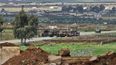Tanques del ejército de Israel y una excavadora avanzan por el puesto militar de Abu Diab el 19 de marzo de 2025, en las afueras del sur de la ciudad fronteriza siria de Quneitra