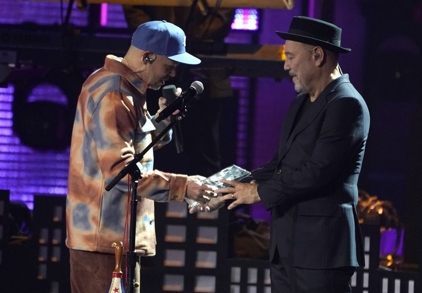 René Pérez, a la izquierda, le entrega a Rubén Blades el premio a la Persona del Año durante la ceremonia de los Latin Grammy el jueves 18 de noviembre de 2021, en el MGM Grand Garden Arena, en Las Vegas.