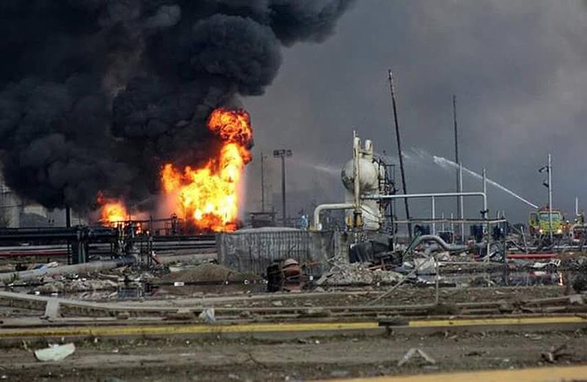Graves daños tras una fuerte explosión en el complejo petroquímico de la empresa estatal Petróleos Mexicanos (Pemex), en el puerto de Coatzacoalcos, estado oriental de Veracruz. (EFE)