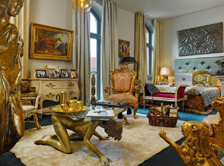 La Suite Trump&nbsp;destaca por su&nbsp;opulencia y dorados, con sillones en estilo Luis XIV y una mesa con una superficie de vidrio que reposa sobre la escultura áurea de una mujer desnuda arrodillada.