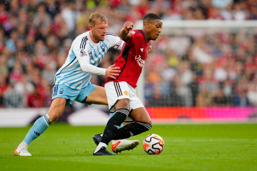 Anthony Martial del Manchester United pelea por el balón con Joe Worrall del Nottingham Forest en el encuentro de la Liga Premier en el Old Trafford el sábado 26 de agosto del 2023.&nbsp;