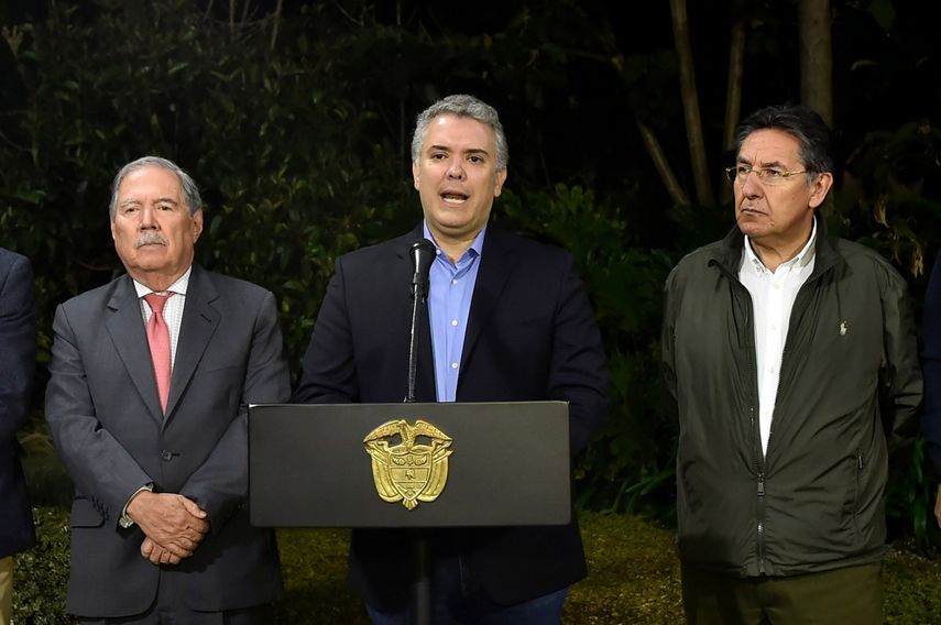 El presidente Iván Duque, acompañado por el ministro de defensa, Guillermo Botero, y el fiscal general de la Nación, Nestor Humberto Martínez, cuando anunciaba la muerte de alias Guacho en un operativo militar.