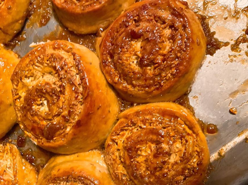 Golfeados, roles rellenas de papel&oacute;n o ralladura con queso.