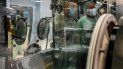 Un técnico de laboratorio, cuyo reflejo puede verse (Arriba a la derecha) supervisa las pruebas de llenado y envasado para la producción y suministro a gran escala de la vacuna candidata COVID-19 de la Universidad de Oxford, AZD1222, el 11 de septiembre de 2020 en una planta de fabricación de productos biológicos de la corporación multinacional Catalent en Anagni, al sureste de Roma, Italia. Un técnico de laboratorio, cuyo reflejo puede verse (Arriba a la derecha) supervisa las pruebas de llenado y envasado para la producción y suministro a gran escala de la vacuna candidata COVID-19 de la Universidad de Oxford, AZD1222, el 11 de septiembre de 2020 en una planta de fabricación de productos biológicos de la corporación multinacional Catalent en Anagni, al sureste de Roma, Italia.