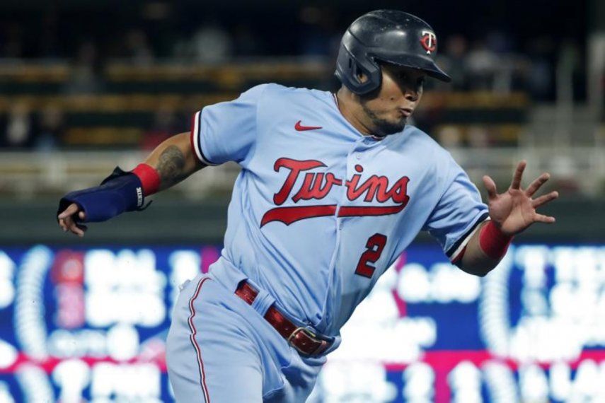 El venezolano Luis Arráez, de los Mellizos de Minnesota, corre las bases en un juego contra los Medias Blancas de Chicago, el 27 de septiembre de 2022.