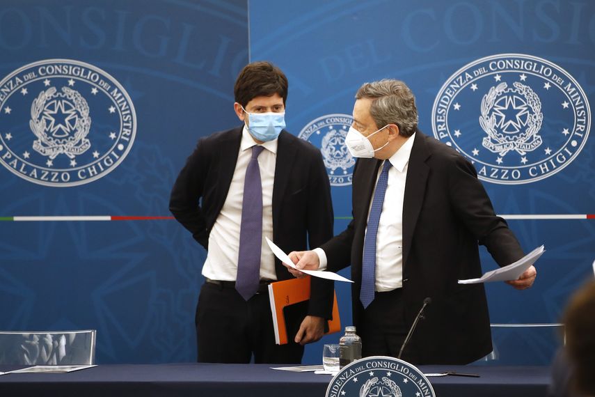 El primer ministro italiano, Mario Draghi, y el ministro de Salud, Roberto Speranza, se van después de una prensa en Roma, el viernes 26 de marzo de 2021.