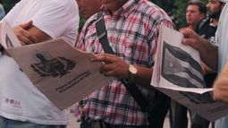 Un grupo de cubanos lee el documento del proyecto de nueva Constitución de la isla.