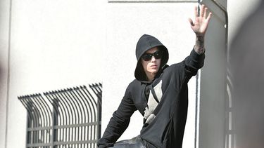 Justin Bieber saludó a sus fans al salir de la cárcel en Miami Beach. (Alvaro Mata/DLA)