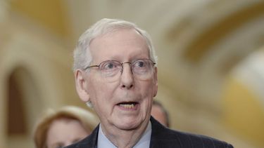 El líder de la minoría del Senado de EEUU, Mitch McConnell, republicano por Kentucky, habla después de un almuerzo político en el Capitolio el martes 27 de febrero de 2024, en Washington.&nbsp;
