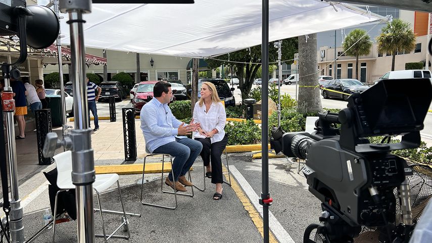 La periodista Lourdes Ubieta realiza una entrevista en el set instalado por Americano Media en el restaurante Versailles en Miami.