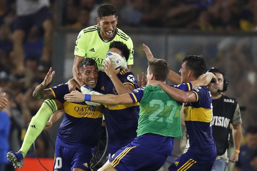El delantero Carlos Tevez (derecha) celebra con sus compa&ntilde;eros de Boca Juniors tras la victoria ante Gimnasia y Esgrima para ganar el t&iacute;tulo de la Superliga argentina, el s&aacute;bado 7 de marzo de 2020.&nbsp;