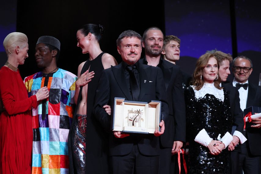 El director, guionista y productor rumano Cristian Mungiu (C) posa en el escenario tras ganar la Palma de Oro por la película Fjord durante la ceremonia de clausura de la 79ª edición del Festival de Cine de Cannes en Cannes, al sur de Francia, el 23 de mayo de 2026.