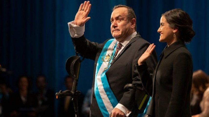Alejandro Giammattei saluda a la multitud acompañado de su hija Ana Marcela tras tomar juramento como presidente de Guatemala en el Teatro Nacional el martes 14 de enero de 2020.&nbsp;