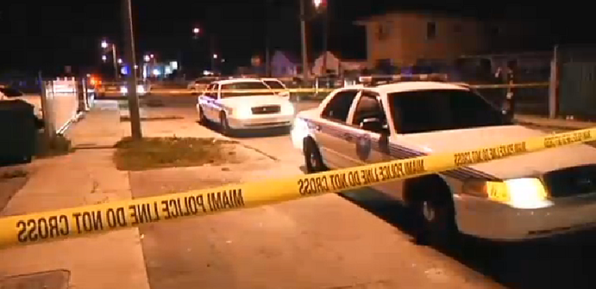 Escena del tiroteo. La policía acordonó el área. (Cortesía: WSVN)