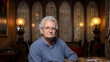 El fotógrafo británico Martin Parr posa en el Hotel Bourg Tibourg de París, el 26 de septiembre de 2022. &nbsp;