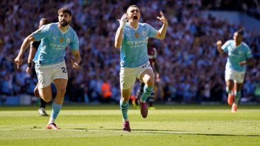 Phil Foden celebra tras anotar el primer gol del Manchester City en la victoria 3-1 ante West Ham en la Liga Premier, el domingo 19 de mayo de 2024.&nbsp;