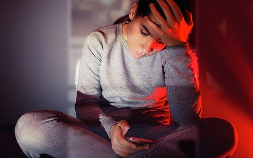 Con las fiestas navideñas a la vuelta de la esquina, los menores cuentan con unos días de vacaciones en los que se alejan del contacto diario con sus amigos en el colegio. Esto lleva a que sus relaciones sociales se muevan hacia la interacción por redes sociales, como Instagram o TikTok, y plataformas de mensajería instantánea como WhatsApp.