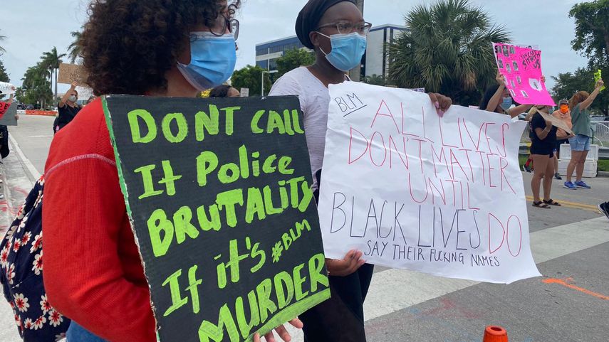 Algunos manifestantes se congregaron en Doral, Florida para reclamar justicia por la muerte de George Floyd.