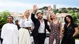 El director de cine sueco y presidente del jurado de la 76.ª edición del Festival de Cannes, Ruben Ostlund, posa con los miembros del jurado durante una sesión fotográfica en Cannes, sur de Francia, el 16 de mayo de 2023. 21 películas compiten en la edición.