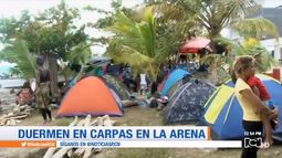 Vista de las carpas instaladas por migrantes cubanos y de otras nacionalidades en la playa de Necoclí, en Colombia.