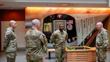Miembros de las fuerzas armadas, incluyendo de la Guardia Nacional, en un edificio de la Autoridad de Transporte de la Ciudad de Nueva York, el 6 de marzo de 2024.&nbsp;