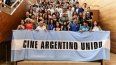 Representantes de 25 películas argentinas, que participan en el Festival de Cine de San Sebastián, protestan contra el candidato presidencial Javier Milei.