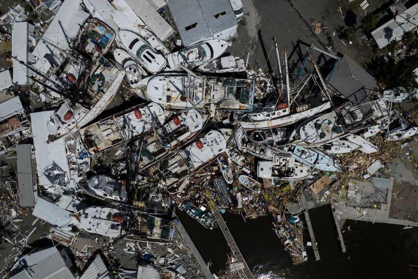 Una fotografía aérea tomada el 29 de septiembre de 2022 muestra botes apilados tras el paso del huracán Ian en Fort Myers, Florida.