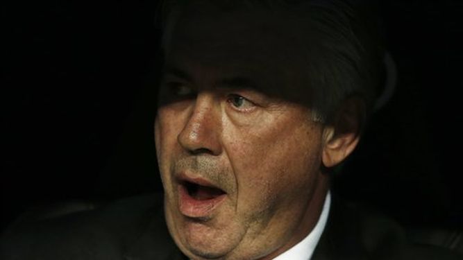 Ancelotti ha sido silbado por los fanáticos del cuadro merengue. (AP)