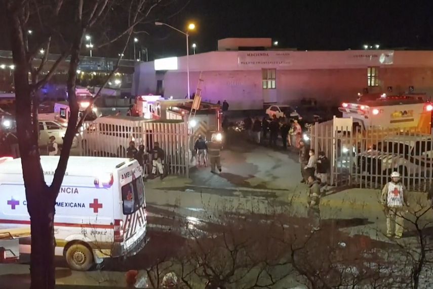 Esta imagen extraída de un video muestra ambulancias y equipos de emergencias ante un centro migratorio en Ciudad Juárez, México, el martes 28 de marzo de 2023. Un incendio en un centro de detención de migrantes en la ciudad fronteriza de Ciudad Juárez, en el norte de México, dejó 39 muertos y 29 heridos, según dijo el martes un funcionario.&nbsp;