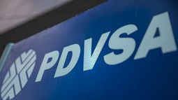 Detalle de un logotipo en una estación de servicio de gasolina de Petróleos de Venezuela, PDVSA, en Caracas.