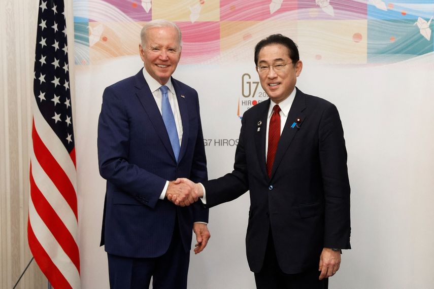 El presidente de los Estados Unidos, Joe Biden (izquierda), es recibido por el primer ministro de Japón, Fumio Kishida, antes de su reunión bilateral en Hiroshima el 18 de mayo de 2023, antes de la Cumbre de Líderes del G7.