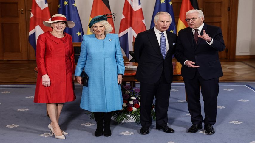 De izquierda a derecha: la esposa del presidente alemán, Elke Buedenbender, la reina consorte Camilla, el rey Carlos III y Frank-Walter Steinmeier posan después de firmar el libro de invitados en el Palacio Presidencial Bellevue en Berlín, el 29 de marzo de 2023.