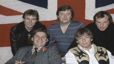 En esta foto de archivo del 7 de abril de 1983, el grupo de pop británico The Animals. Hilton Valentine, el primero de izquierda a derecha, el guitarrista fundador de la banda inglesa falleció a los 77 años el 29 de enero de 2021.
