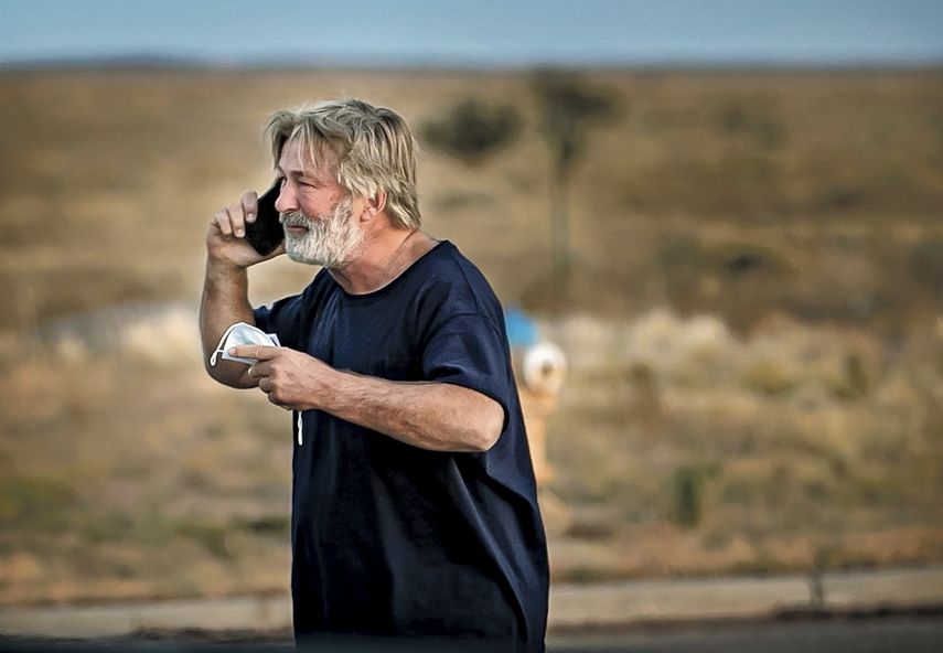 Alec Baldwin habla por teléfono en el estacionamiento frente a la Oficina del Sheriff del Condado de Santa Fe en Santa Fe, Nuevo México, luego de ser interrogado sobre un tiroteo en el set de la película Rust en las afueras de Santa Fe, el jueves, 10 de octubre de 2021. El juicio de armera inició en febrero de 2024.