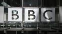 Una fotografía tomada el 6 de octubre de 2022 muestra el logotipo de la BBC en la entrada de la sede en Broadcasting House en el centro de Londres.