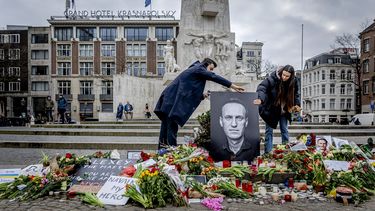 La gente colocó un retrato de Alexei Navalny en la plaza Dam de Ámsterdam el 17 de febrero de 2024.