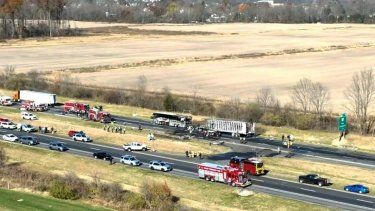 Equipos de emergencia auxilian a los afectados por un accidente vial en la carretera Interestatal 70, el martes 14 de noviembre de 2023, en el condado Licking, Ohio.&nbsp;